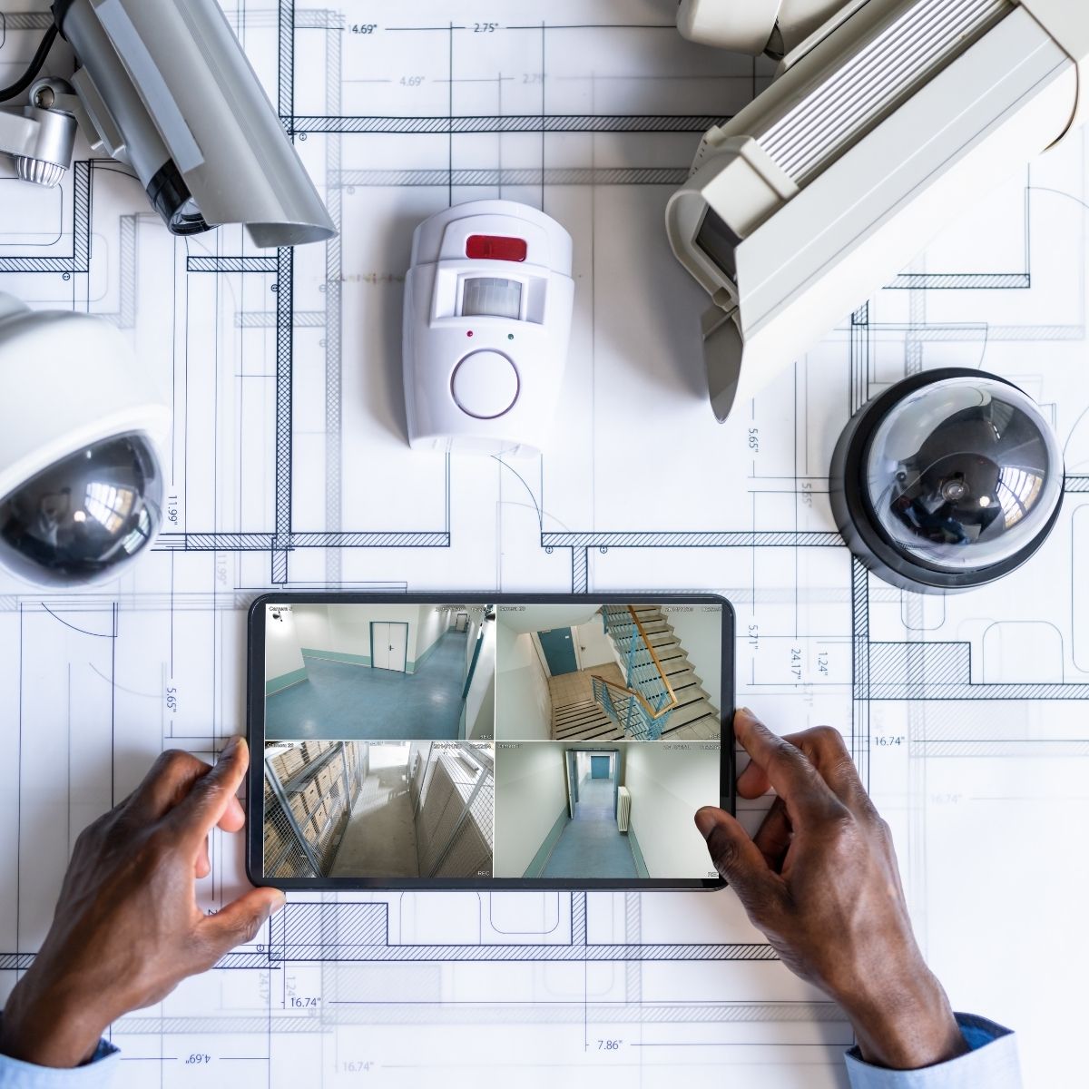Agent de sécurité privé en vidéo surveillance.